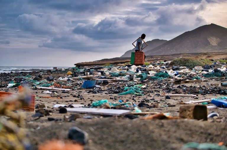 Sampah Plastik di Laut Bermula dari Kebiasaan di Darat